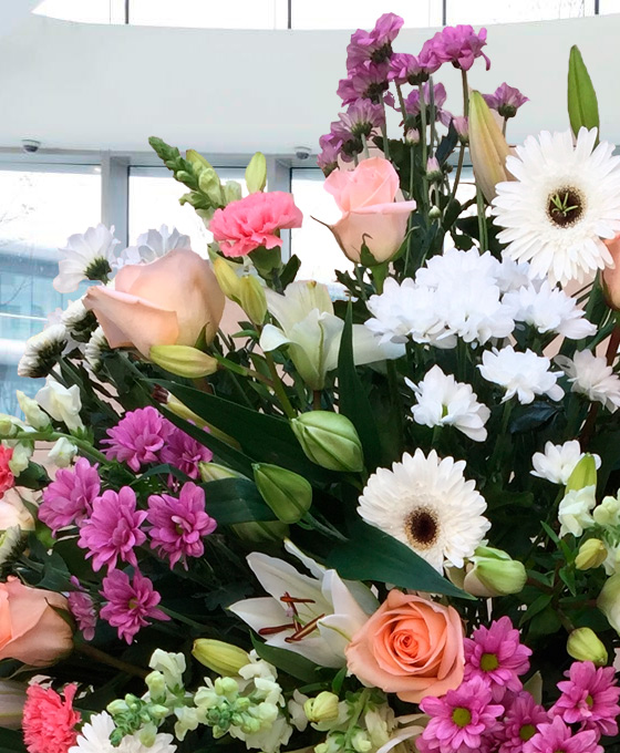 Corona funeraria rosa en Gijón
