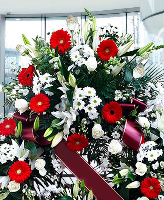 Corona funeraria de flores variadas en Gijón