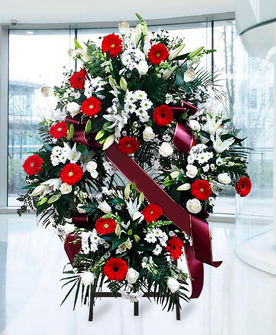 Corona funeraria con flores variadas en Gijón