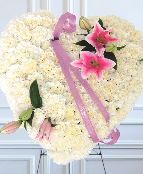 Corazón funerario de claveles y liliums