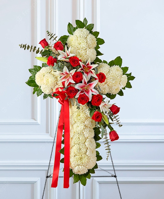 Cruz funeraria blanca con rosas rojas