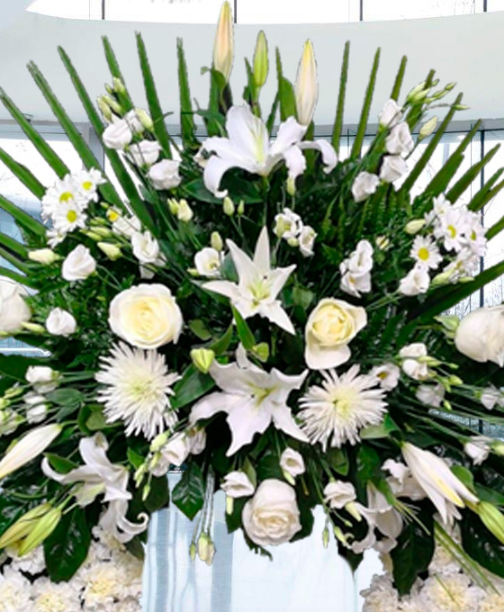 Corona funeraria blanca en Gijón