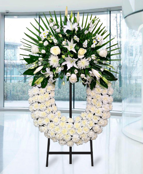 Corona funeraria blanca en Gijón