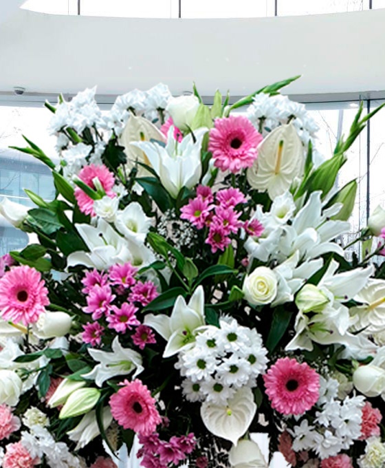 Corona funeraria de tonos rosado para Gijón