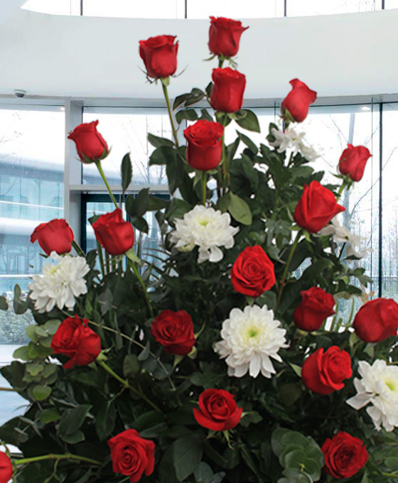 Centro funerario de rosas y margaritas en Gijón