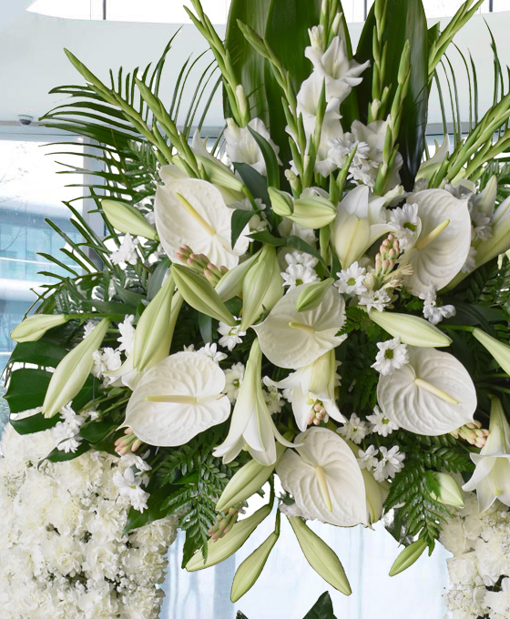 Corona funeraria de clavel blanco en Gijón