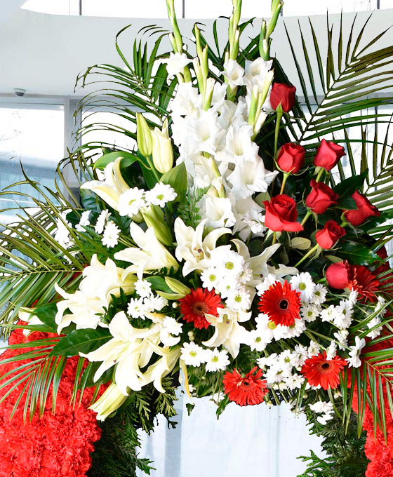 Corona funeraria de clavel rojo en Gijón