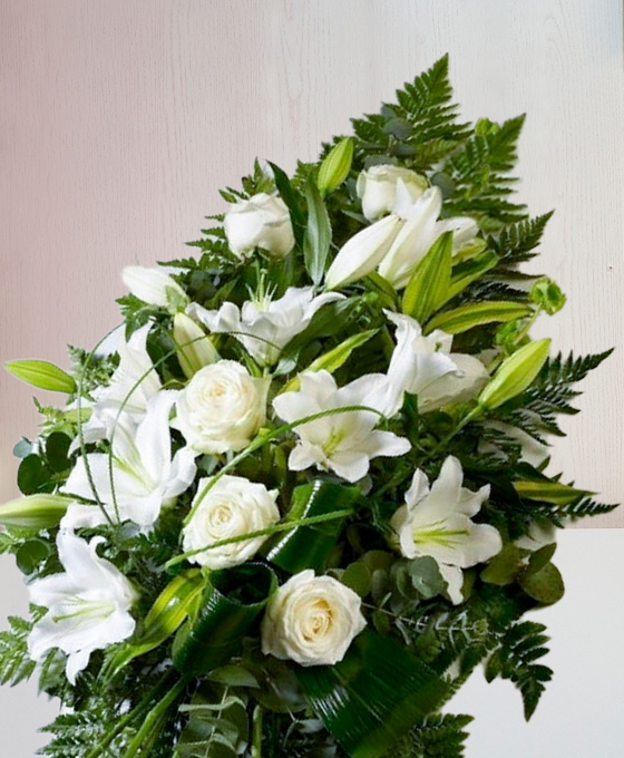 Ramo funerario de rosas y liliums en Gijón