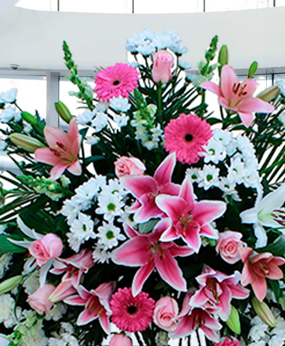 Corona de clavel rosa y blanca para funerales en Gijón