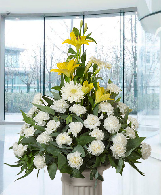 Centro funerario blanco y amarillo