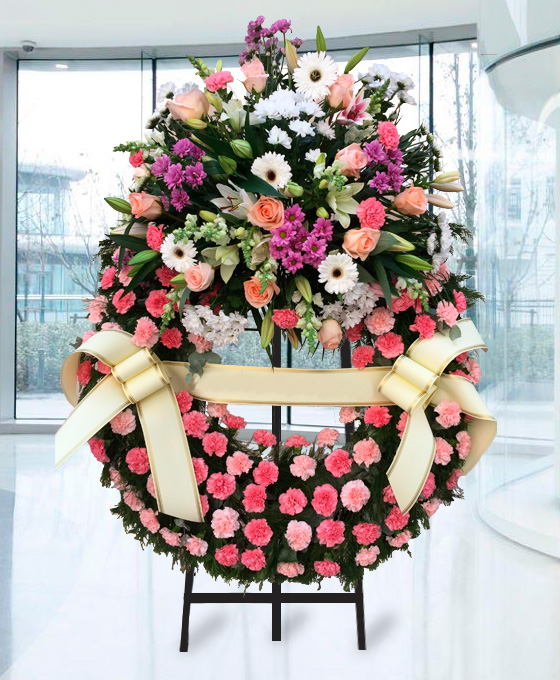 Corona funeraria de rosas rosadas en Gijón